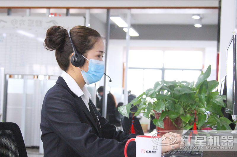 24小時客服全身心工作，用專注點亮了責任