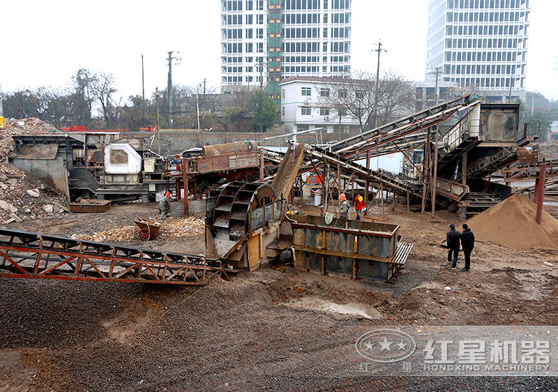 建筑垃圾制沙現(xiàn)場，配置車載制沙機(jī)